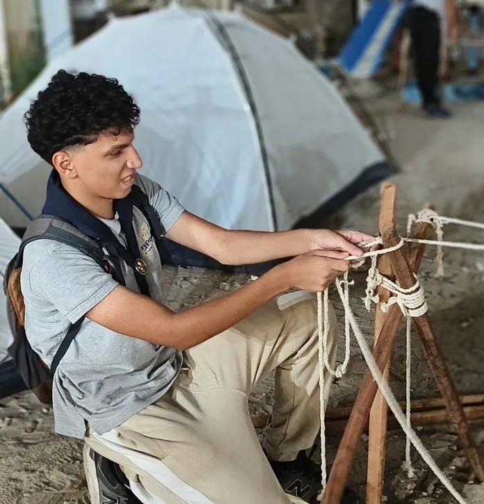 صفوف من عازفي الطبول بالزي الأبيض في فناء قلعة حجرية