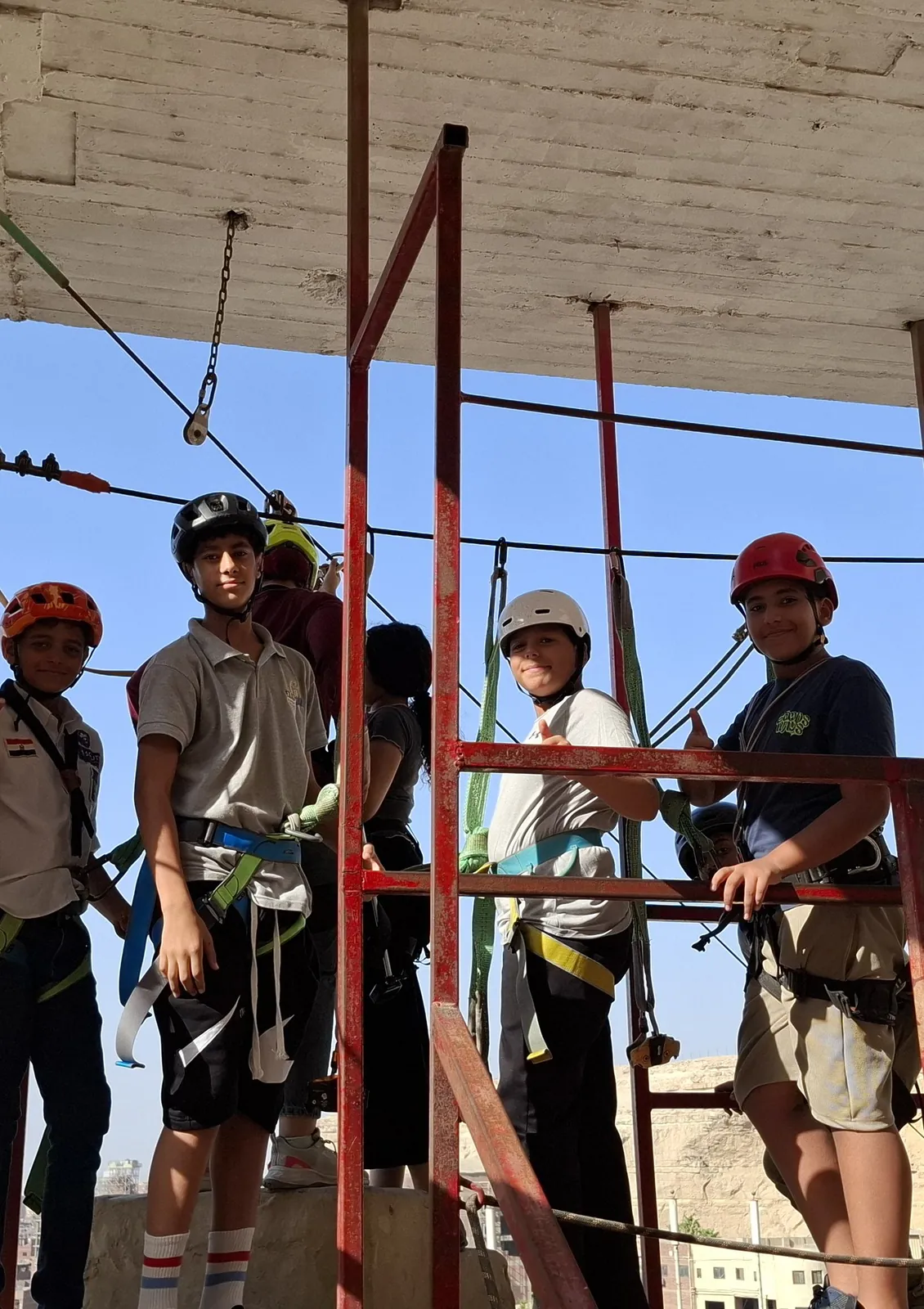 أبراج قلعة قديمة من الطوب الطيني المتآكل أمام سماء زرقاء صافية
