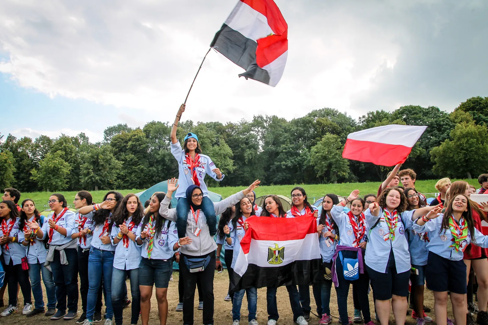 كشاف يرفع علم مصر الكبير فوق وفد يهتف على منحدر