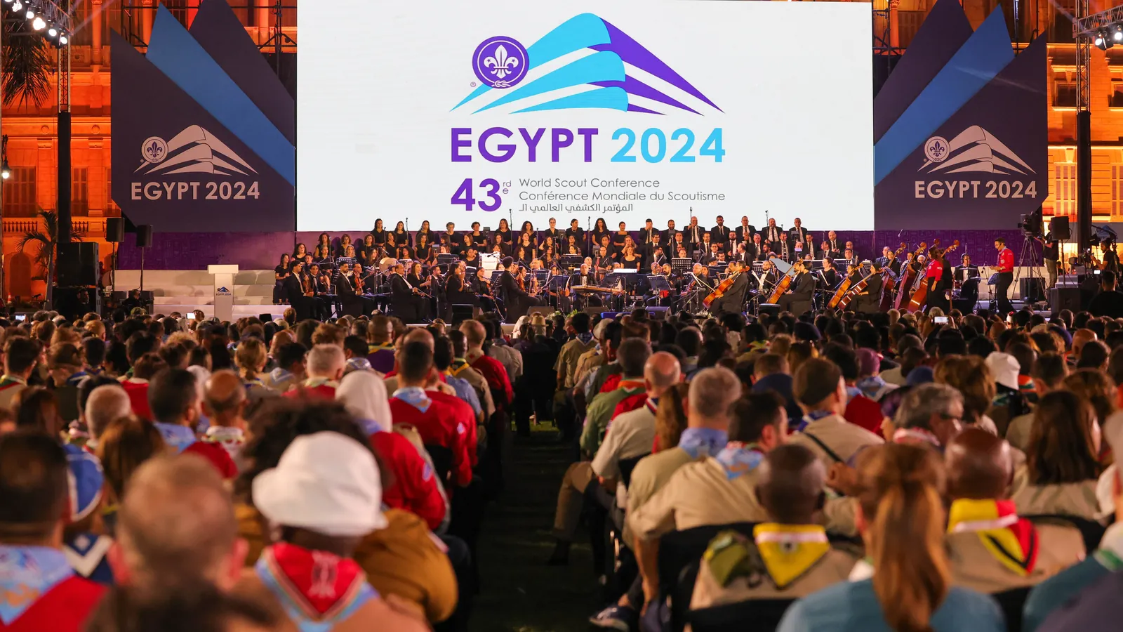 قاعة احتفال واسعة تغص بالوفود في المؤتمر الكشفي العالمي بمصر ٢٠٢٤